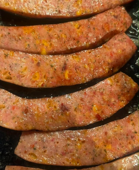 Pølsemaker Sondres egenkomponerte ost- og chilipølse