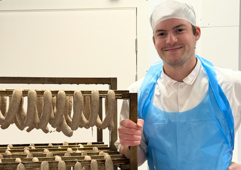 Pølsemaker Sondres egenkomponerte ost- og chilipølse