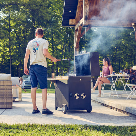 Grilling og røyking på Hasty Bake Legacy 131 på terrassen